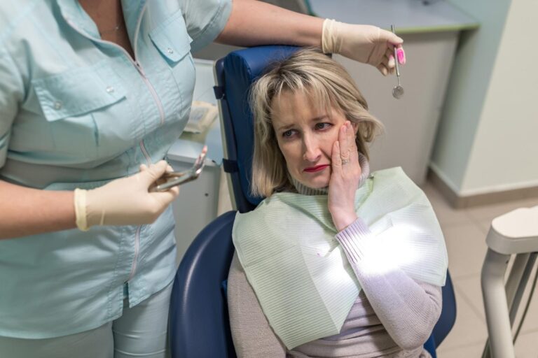 kobieta z bólem zęba u dentysty
