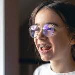 dziewczynka z aparatem ortodontycznym