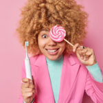 kobieta z elektryczną szczoteczką do zębów