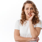 Kobieta z nadwrażlliwością zębów