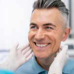 Uśmiechnięty człowiek u dentysty