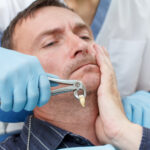 Mężczyzna u dentysty