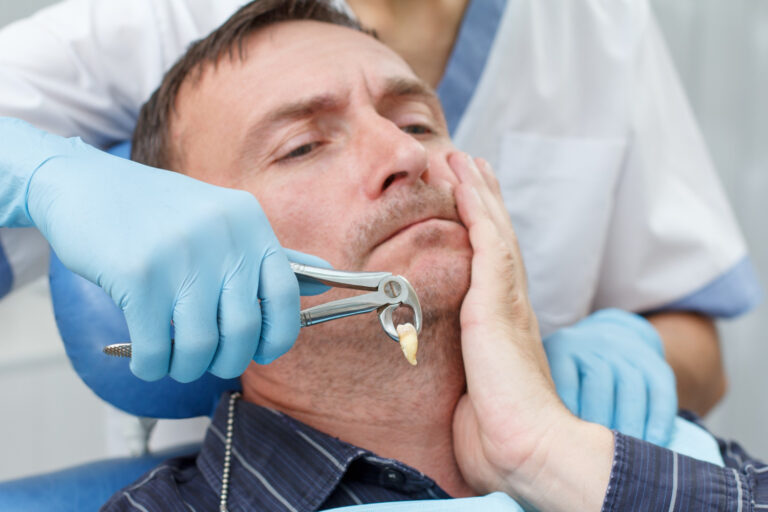 Mężczyzna u dentysty