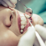 Dentysta bada przednie zęby pacjenta