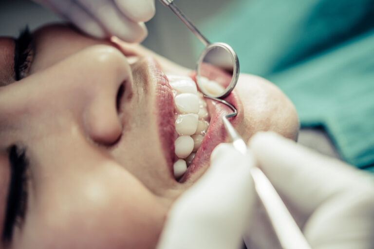 Dentysta bada przednie zęby pacjenta