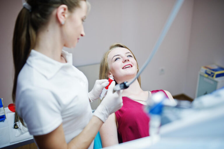 Pacjent na fotelu dentystycznym