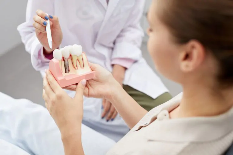 Lekarz pokazuje pacjentce model implantu
