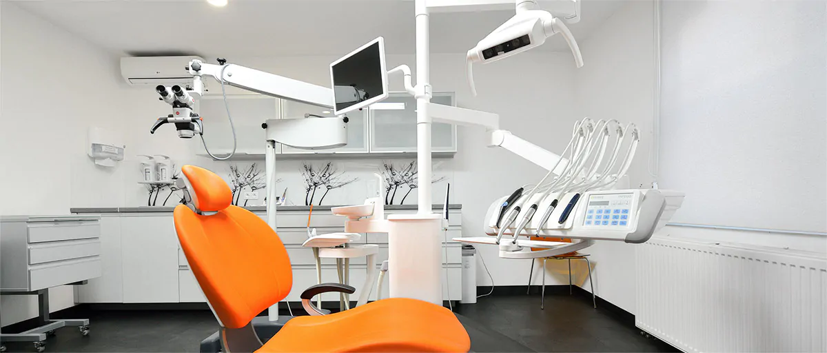 Unit stomatologiczny z fotelem w gabinecie Rewadent