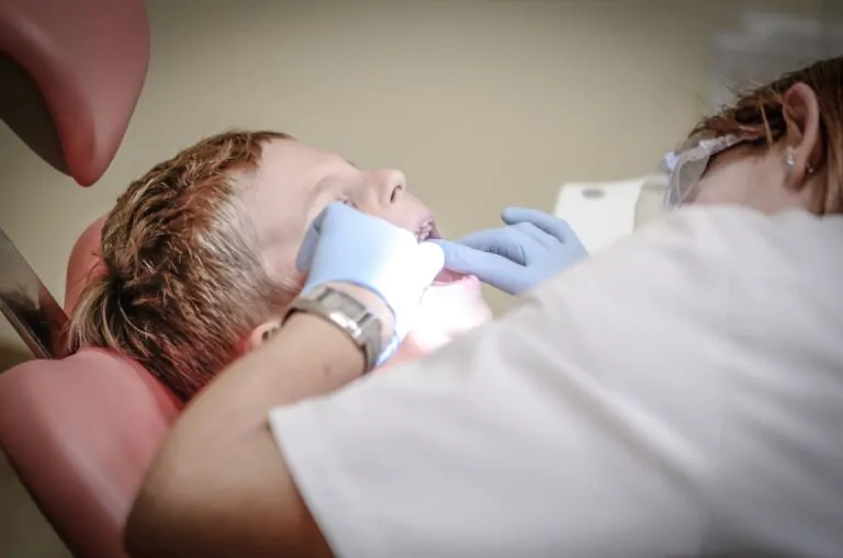 dziecko na fotelu dentystycznym