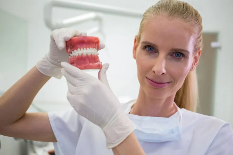 Dentysta trzyma sztuczną szczękę