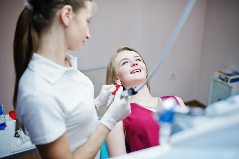 Pacjent na fotelu dentystycznym